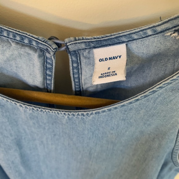 Old Navy denim shell top . Sleeveless . Keyhole back . 1 button . Light blue S - Picture 4 of 4